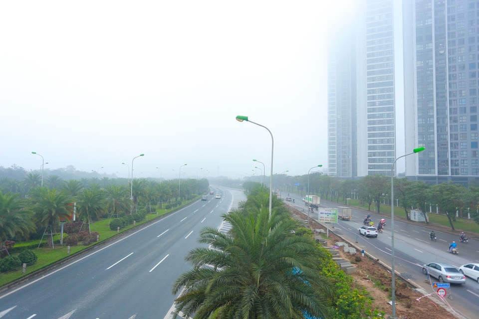 Hà Nội: Sương mù bao phủ dày đặc, các tòa nhà cao tầng bất ngờ biến mất - 5 Hà Nội: Sương mù bao phủ dày đặc, các tòa nhà cao tầng bất ngờ biến mất - 5