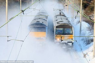 Bão tuyết bất thường, hàng chục nghìn gia đình châu Âu khốn đốn