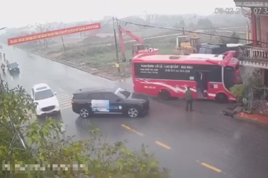Xe khách phóng nhanh vượt ẩu trên đường trơn, lao vào nhà dân