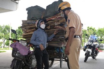 Chạy xe lôi chở ve chai, nữ tài xế ở TPHCM bị phạt 3 ngày công