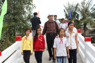 Hàng trăm học sinh nô nức dự khánh thành cầu Dân trí ở Hậu Giang