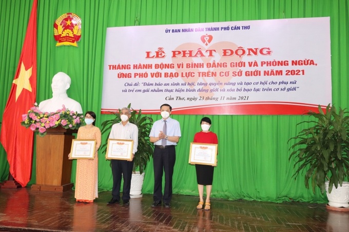 Trao bằng khen của Bộ LĐ-TB&XH cho các tập thể, cá nhân đạt thành tích trong công tác bình đẳng giới.