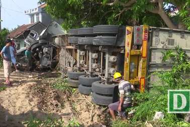 Phú Yên: Xe container đâm sập nhà dân, 3 người trọng thương
