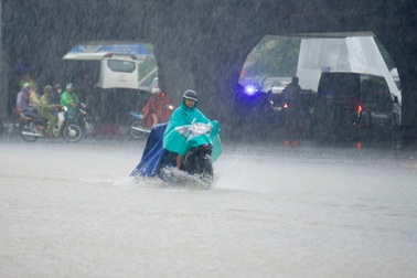 Hà Nội nhiều điểm ngập sâu, giao thông ùn tắc