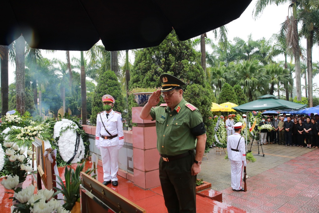 Tiễn đưa Thượng úy Đỗ Đức Việt về đất mẹ: Đồng đội ơi, hãy yên nghỉ nhé! - 2 Tiễn đưa Thượng úy Đỗ Đức Việt về đất mẹ: Đồng đội ơi, hãy yên nghỉ nhé! - 2