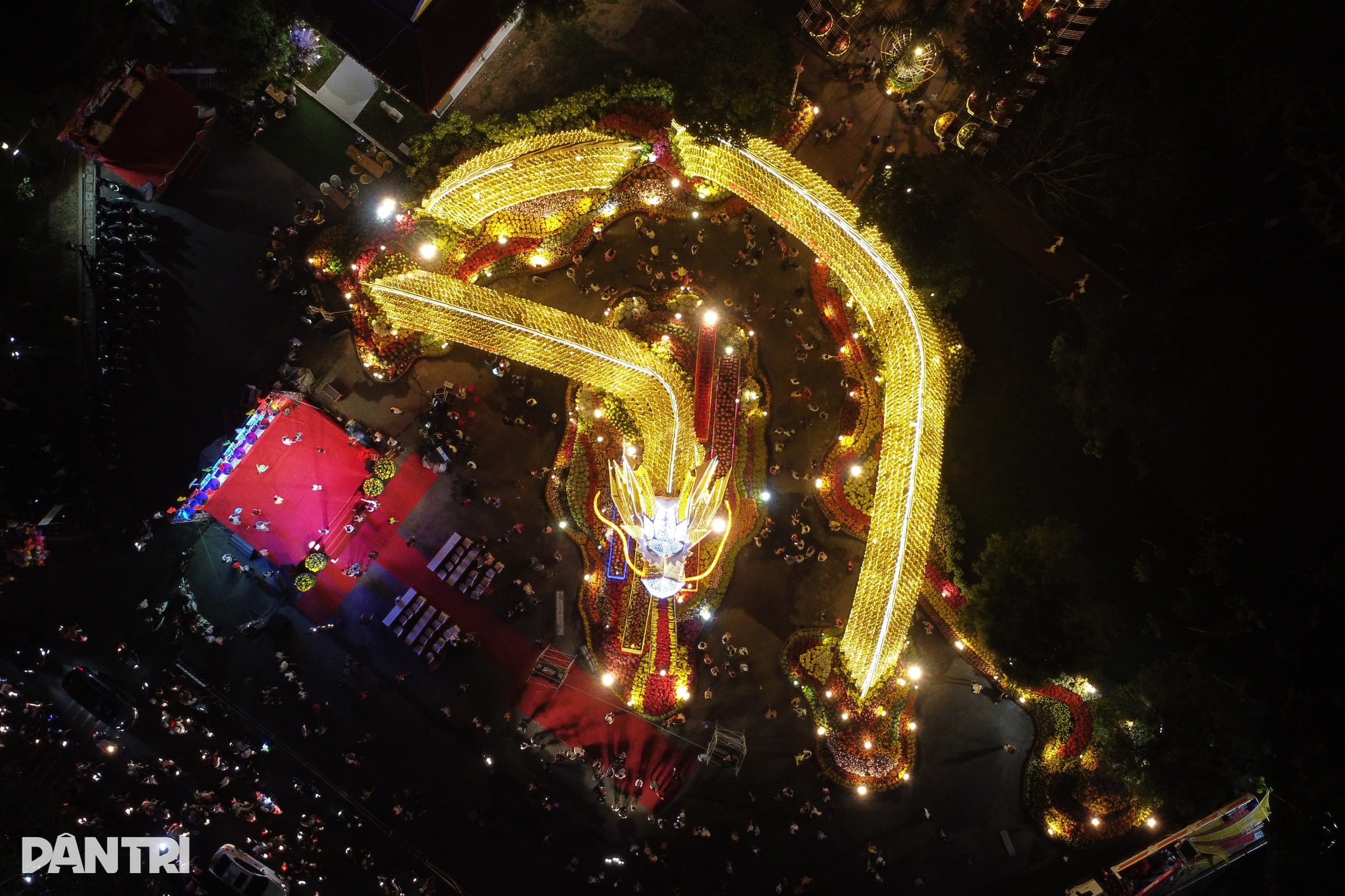 نمای نزدیک از اژدهای غولپیکر که در پارکی در فو ین مروارید پرتاب میکند - 9 Cận cảnh rồng khổng lồ nhả ngọc trong công viên ở Phú Yên - 9