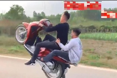 Hà Nội: Xử lý thanh niên bốc đầu xe máy rồi quay clip đăng lên mạng