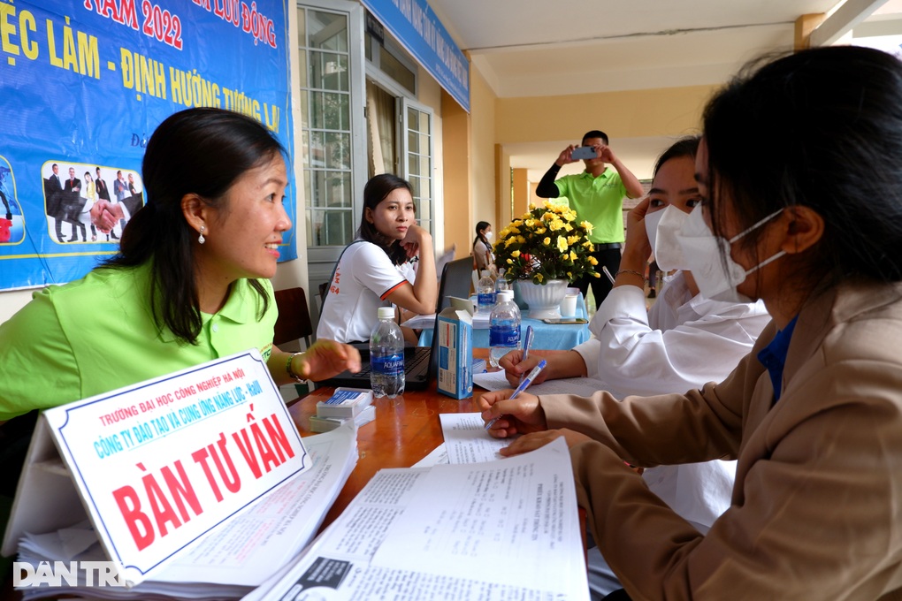 Học sinh trượt lớp 10: Phụ huynh cầu cứu vì con không có chỗ học? - 3 Học sinh trượt lớp 10: Phụ huynh cầu cứu vì con không có chỗ học? - 3