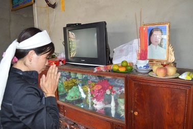 Mẹ mặc đồ cưới tự vẫn, bỏ lại 2 con song sinh