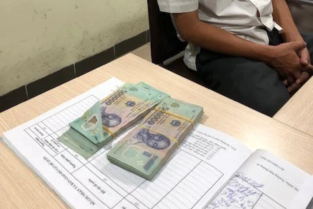 Hành khách để quên ba lô chứa 100 triệu đồng tại Nội Bài - 1 Hành khách để quên ba lô chứa 100 triệu đồng tại Nội Bài - 1