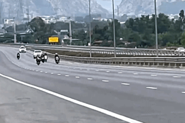 Nhóm thanh niên đi xe máy tháo biển số, lạng lách trên cao tốc