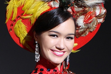 Ngắm Á hậu Thúy Vy rực rỡ trong trang phục dân tộc