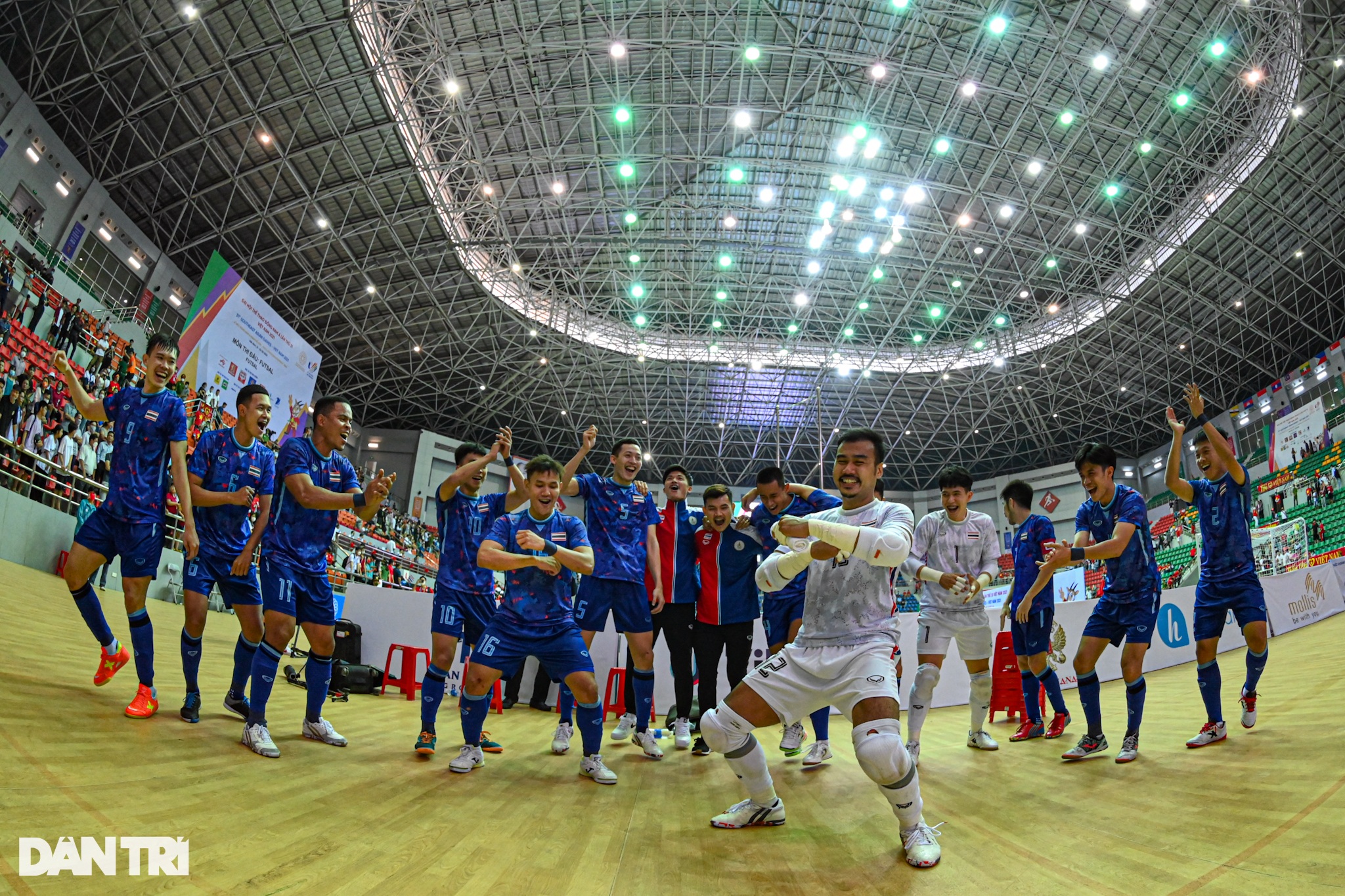 Thắng futsal Việt Nam, cầu thủ Thái Lan nhảy múa, ăn mừng đầy phấn khích - 24 Thắng futsal Việt Nam, cầu thủ Thái Lan nhảy múa, ăn mừng đầy phấn khích - 24