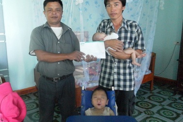 Gần 34 triệu đồng đến với 2 cháu nhỏ não bé, tim bẩm sinh