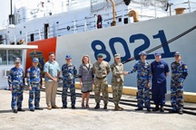 Hai chuẩn tướng lên thăm tàu Cảnh sát biển bàn giao cho Việt Nam tại Hawaii