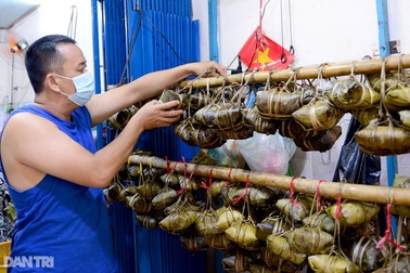 Gia đình người Hoa ở Sài Gòn gói 10.000 bánh bá trạng bán dịp Tết Đoan Ngọ