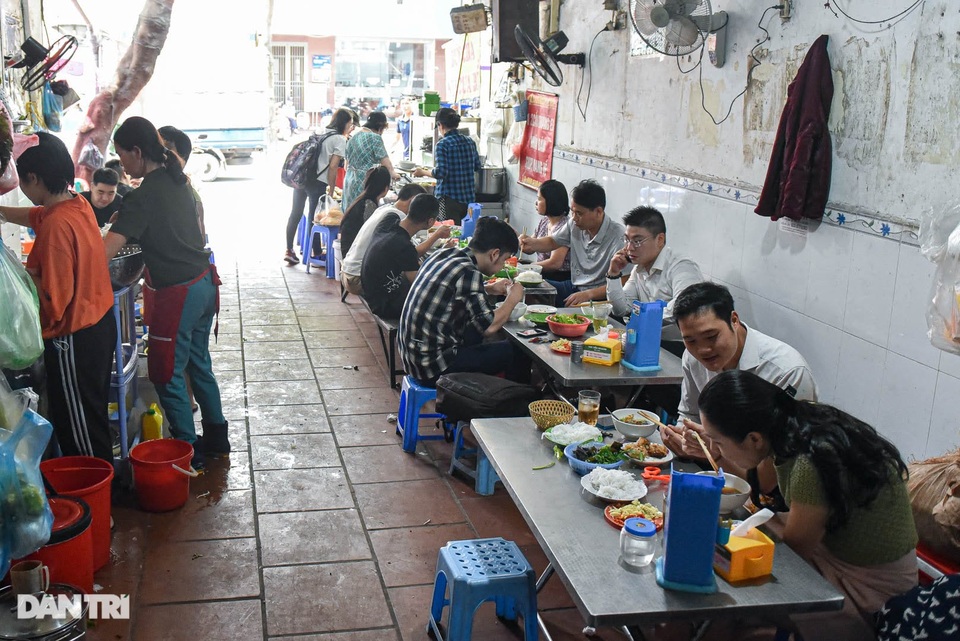 Quán bún chả núp dưới chân cầu thang khu tập thể, có ngày bán 600 suất - 10 Quán bún chả núp dưới chân cầu thang khu tập thể, có ngày bán 600 suất - 10