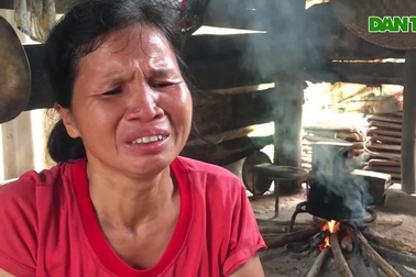 Nỗi đau của người mẹ nghèo có con đứa teo phổi, đứa ung thư