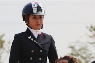 Hàn Quốc phát lệnh bắt con gái của bạn thân tổng thống