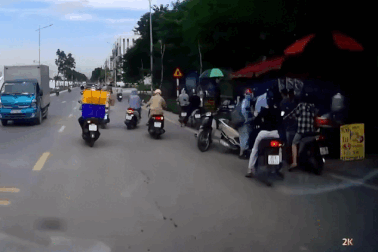 Người phụ nữ đi xe máy lạng lách, tự ngã lao vào đầu ô tô