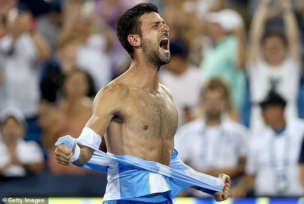 Tự xé áo ăn mừng, Djokovic phấn khích tột độ sau khi thắng Carlos Alcaraz - 2 Tự xé áo ăn mừng, Djokovic phấn khích tột độ sau khi thắng Carlos Alcaraz - 2
