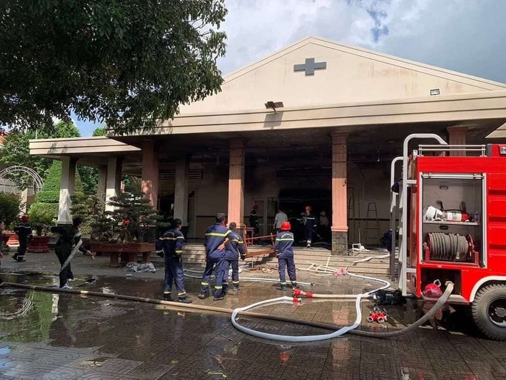 Hội trường đám cưới bốc cháy, cô dâu chú rể cùng 500 khách chạy thoát thân - 1 Hội trường đám cưới bốc cháy, cô dâu chú rể cùng 500 khách chạy thoát thân - 1
