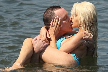 "Cô dâu tuổi teen" tình tứ cùng chồng già trên biển