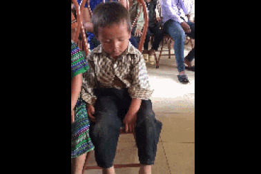 Clip “giấc ngủ chập chờn của em bé vùng cao” khiến dân mạng cảm động