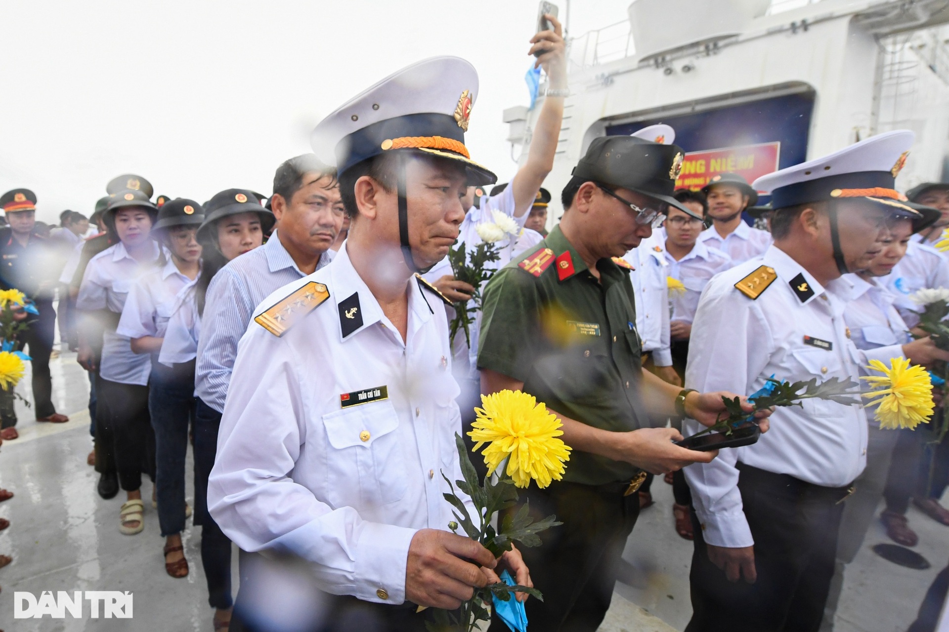 Mưa trắng trời phút tưởng niệm các anh hùng, liệt sĩ hi sinh tại Trường Sa - 11