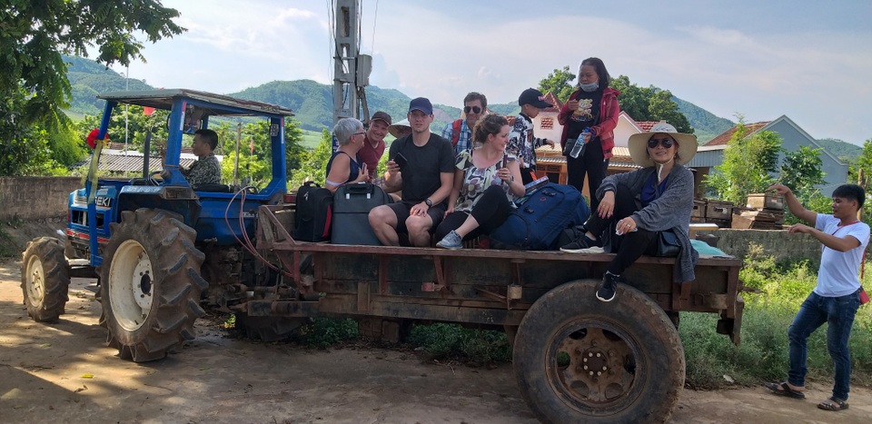 Chuyện tình của chàng trai Tây đi công nông hỏi cưới cô gái nghèo Nghệ An - 4 Chuyện tình của chàng trai Tây đi công nông hỏi cưới cô gái nghèo Nghệ An - 4