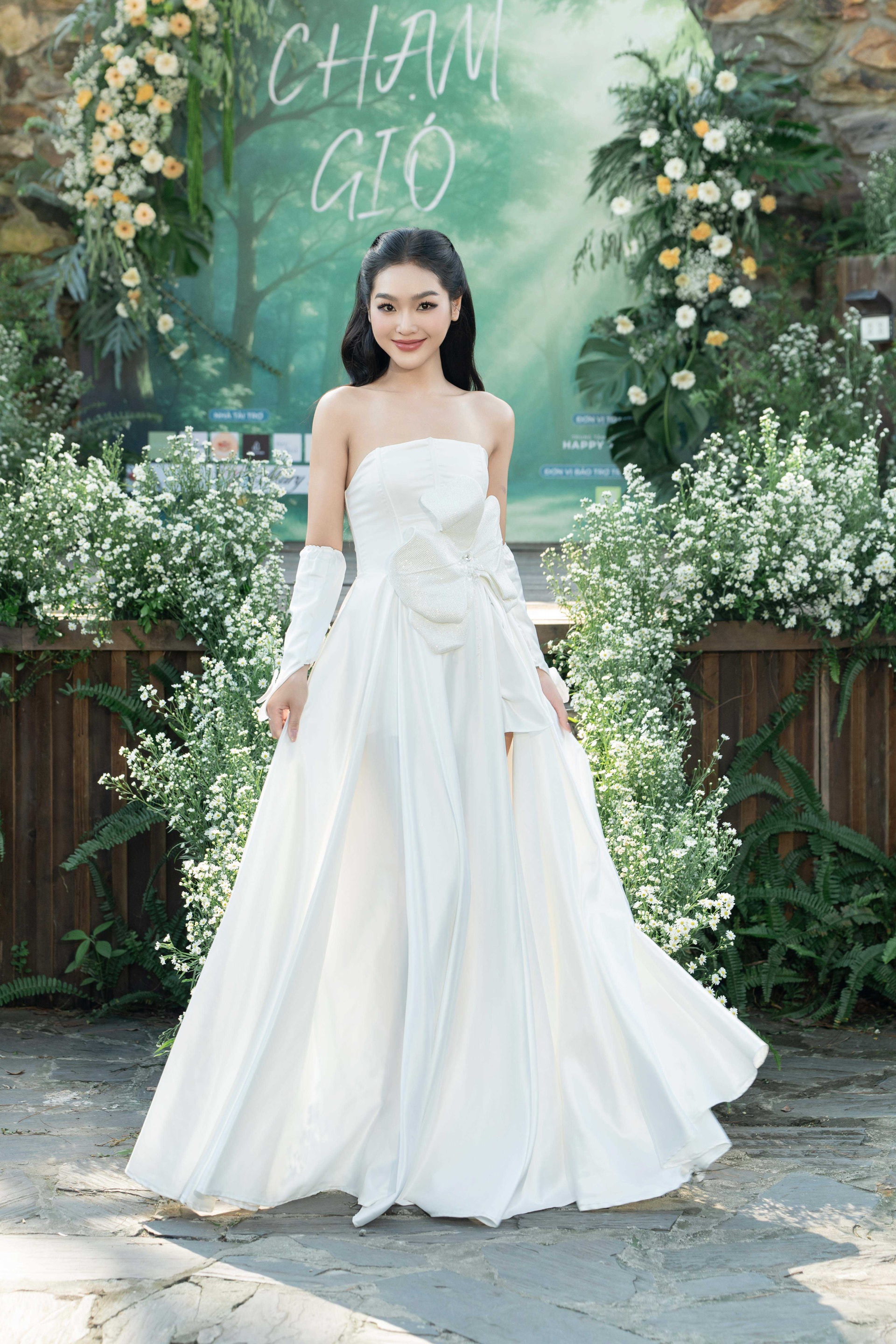 Diễn viên Minh Cúc phim Về nhà đi con khoe dáng trên sàn diễn thời trang - 4