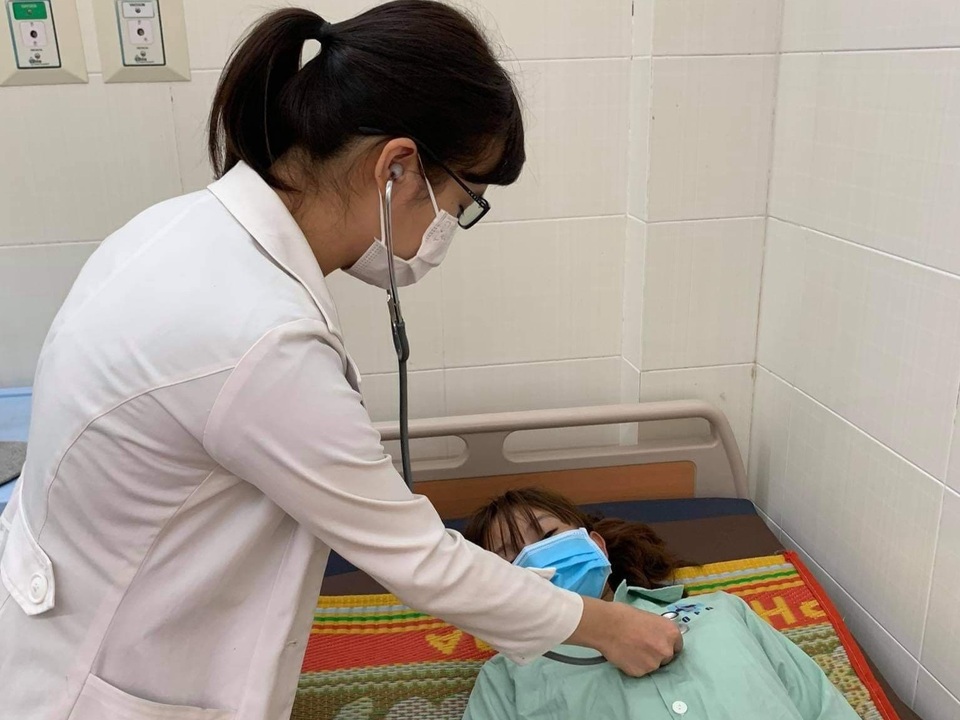 Quảng Ngãi: Cứu sống bé gái ăn lá ngón tự tử - 1 Quảng Ngãi: Cứu sống bé gái ăn lá ngón tự tử - 1