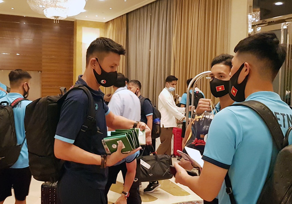 Đội tuyển Việt Nam về nước, mệt mỏi vì di chuyển hành xác - 2 Đội tuyển Việt Nam về nước, mệt mỏi vì di chuyển hành xác - 2