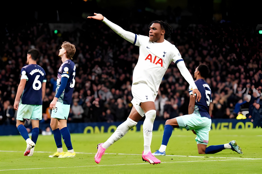 Man City bám đuổi Liverpool, Tottenham trở lại top 4 - 2