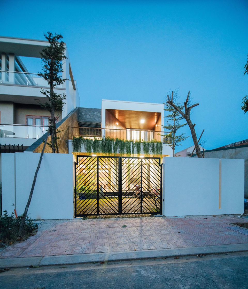 Nhà Quảng Bình có hồ cá Koi tuyệt đẹp giúp gia chủ về nhà như nghỉ dưỡng - 9 Nhà Quảng Bình có hồ cá Koi tuyệt đẹp giúp gia chủ về nhà như nghỉ dưỡng - 9