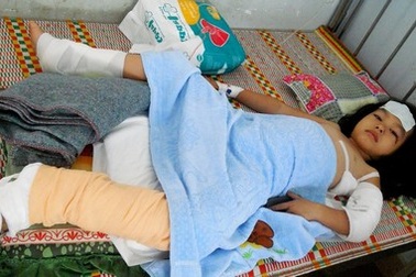 Nghe bạn nhậu “khích đểu”, chồng đổ xăng đốt vợ con