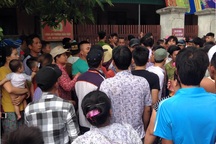 Nghi có người bắt cóc trẻ em, dân vây kín trụ sở công an phường