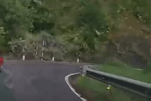 Xe BMW mui trần vượt ẩu, tông người đi xe máy ngã ra đường