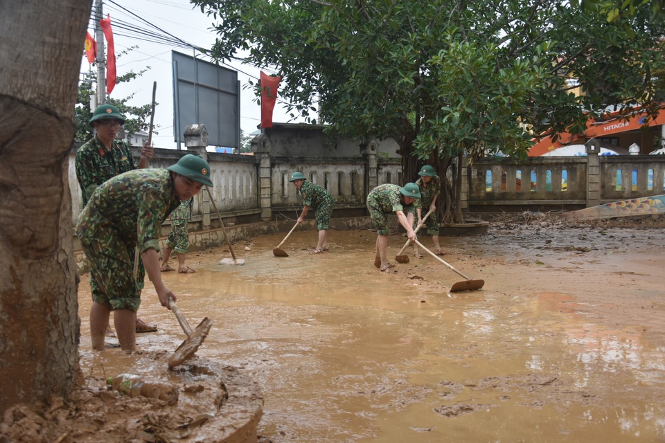 Trao tặng 300 triệu đồng của bạn đọc đến người dân rốn lũ Quảng Bình - 1 Trao tặng 300 triệu đồng của bạn đọc đến người dân rốn lũ Quảng Bình - 1