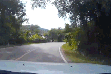 Hú hồn vì xe tải cố vượt góc khuất