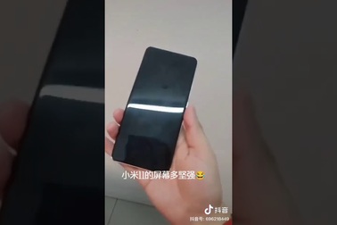 Chiếc điện thoại bị "tra tấn" đến gãy cong nhưng vẫn hoạt động