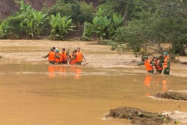 Bộ đội biên phòng giúp dân di dời tài sản trong mưa lũ ở Sơn La