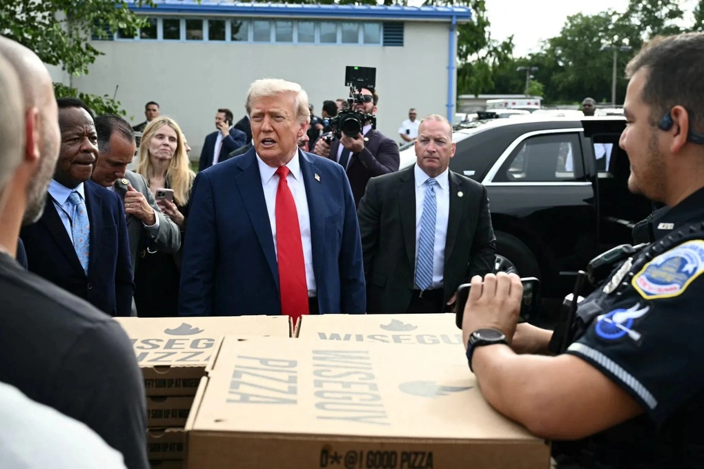 Tổng thống Trump tặng pizza cho cảnh sát - 1 Tổng thống Trump tặng pizza cho cảnh sát - 1