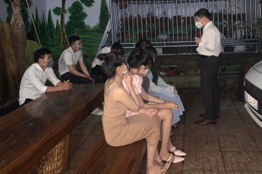 F0 cộng đồng phức tạp, quán karaoke vẫn bất chấp đón khách