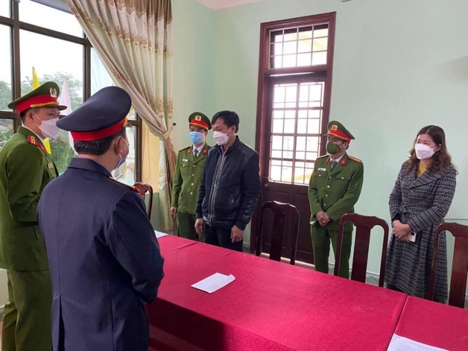 Cơ quan Cảnh sát điều tra Công an tỉnh Quảng Trị thực hiện lệnh bắt tạm giam đối với ông Nguyễn Bá Thi. Ảnh: CAQT