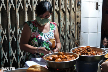 Độc lạ bánh mì "âm phủ" ở Cần Thơ, khách xếp hàng trong đêm thưởng thức