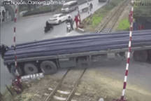 Hà Nội: Triệu tập lái xe đầu kéo chở sắt, va chạm móp đầu tàu khách Bắc-Nam