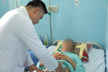 Tái tạo niệu đạo giúp bệnh nhân thoát cảnh mang “toilet di động”