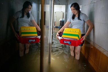 Hà Nội: 10 tiếng khốn khổ sống trong ngập lụt của "xóm ung thư"