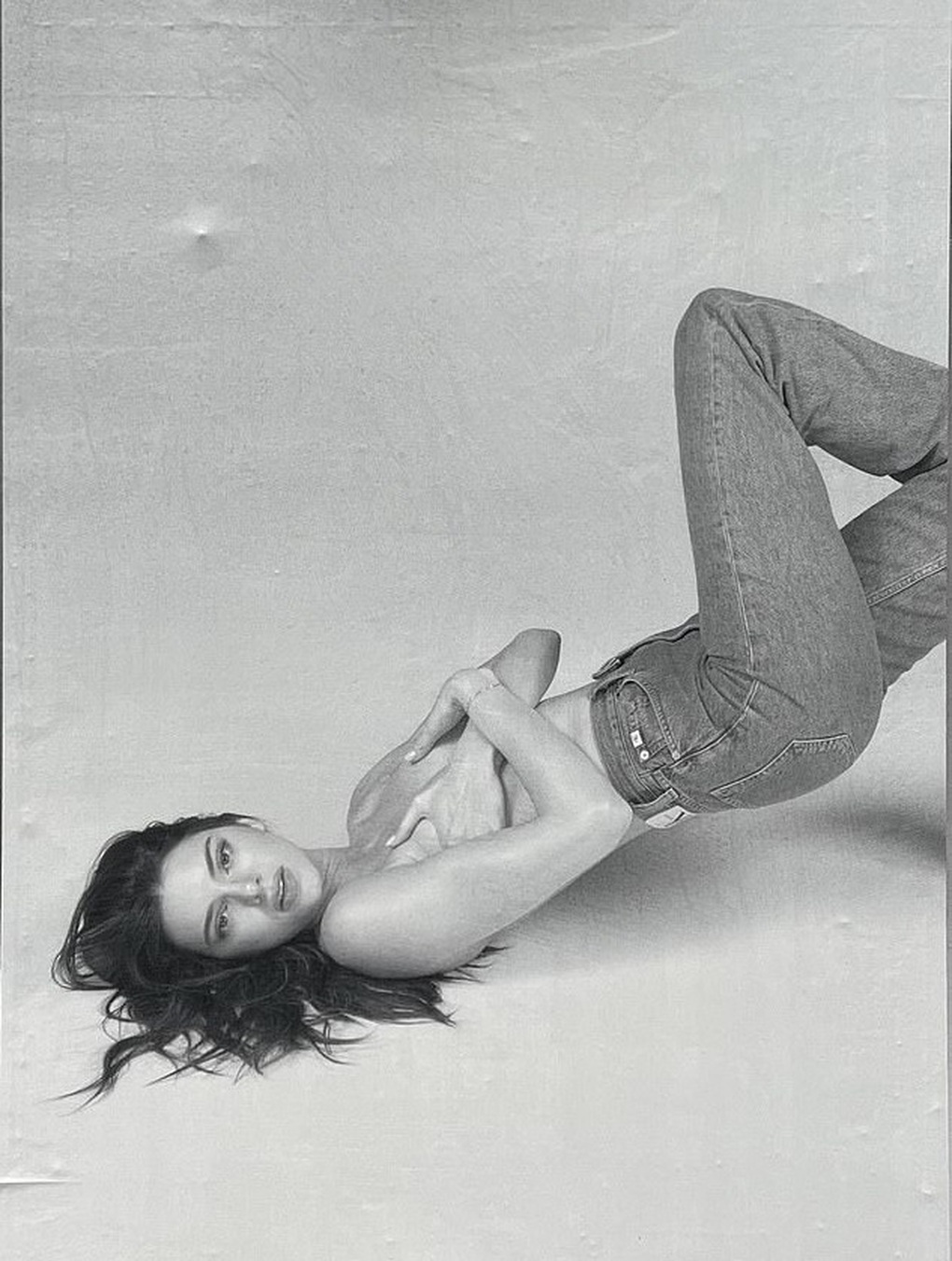 Ảnh quảng cáo của ca sĩ FKA Twigs bất ngờ phải chịu lệnh cấm vì 2 cuộc gọi - 2